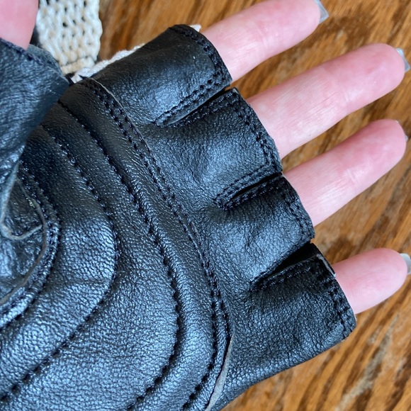 Fingerless Gloves Crochet & leather with Stripes - Picture 13 of 13